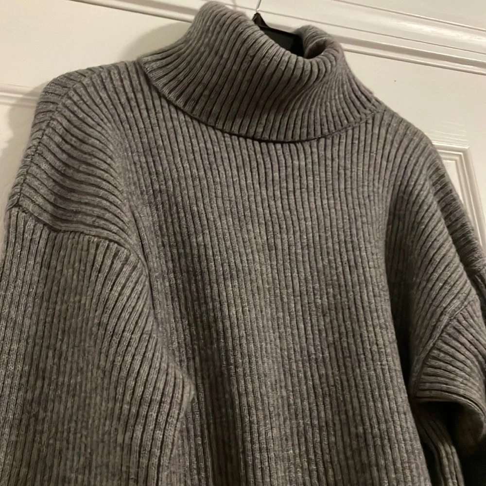 Grey turtle neck sweater - Picture 3 of 3